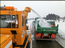村山興業-十日町の雪の運搬画像